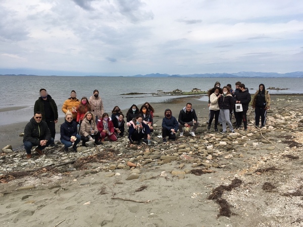 Βιωματική δράση καθαρισμού της παραλίας «Αράπης» από το Γυμνάσιο Λουτρού και το Δήμο Αμφιλοχίας