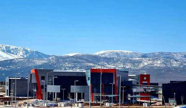 Στην Κοζάνη Πανεπιστημιούπολη, στο Αγρίνιο τσιμέντο και πλάκες πεζοδρομίου.