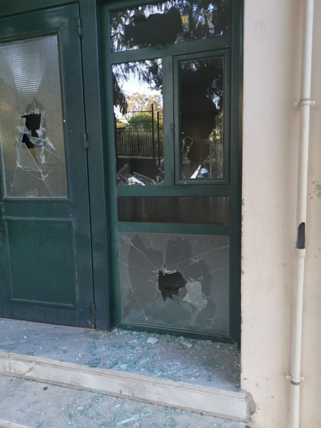 Τίποτα δεν άφησαν όρθιο στην κεντρική είσοδο του 1ου ΓΕΛ Αγρινίου