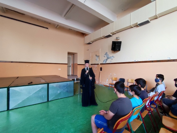 Επίσκεψη στο Παπαστράτειο Γυμνάσιο Αγρινίου του μητροπολίτη Ιερόθεου