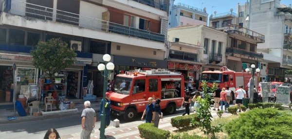 Αγρίνιο: Αναστάτωση στο κέντρο της πόλης από φωτιά σε καμινάδα ψητοπωλείου (εικόνες)