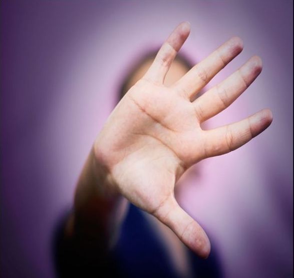 Θερινό σχολείο για εφήβους και ενήλικες για την πρόληψη της βίας με τη στήριξη των Δήμων: «Μην υποτιμάς τις ενδείξεις»