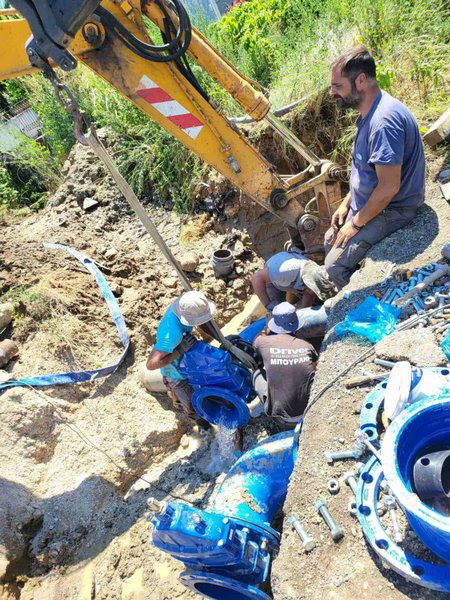 Περισσότερες από 15 ώρες εργάστηκαν οι υπάλληλοι της ΔΕΥΑ για τον αγωγό στον Άγιο Κων/νο VIDEO