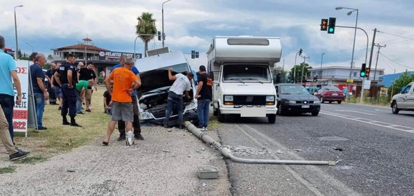 Αγρίνιο: Σοβαρό τροχαίο κοντά στον κόμβο του σταδίου (εικόνες)