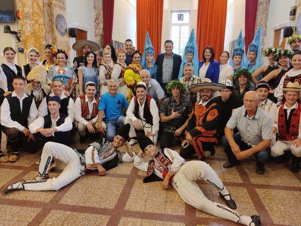 Τις αντιπροσωπείες του Διεθνούς Φεστιβάλ Παραδοσιακών Χορών υποδέχτηκε ο Γ. Παπαναστασίου