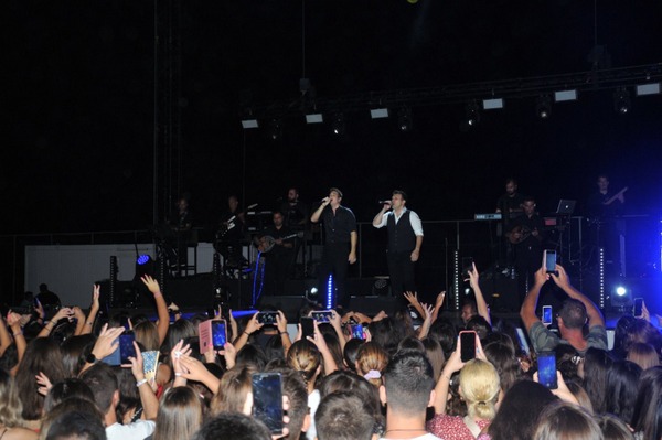 Βούλιαξε από κόσμο το λιμάνι του Μεσολογγίου στη συναυλία του Γιάννη Πλούταρχου