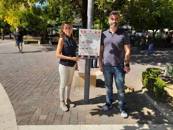 Tτοποθέτηση ειδικών δοχείων με χάρτινα φαράσια για την περισυλλογή των ακαθαρσιών των κατοικιδίων