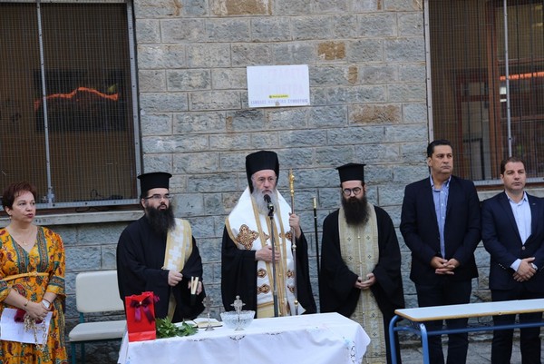 Μητροπολίτης Ιερόθεος στο Παπαστράτειο Γυμνάσιο