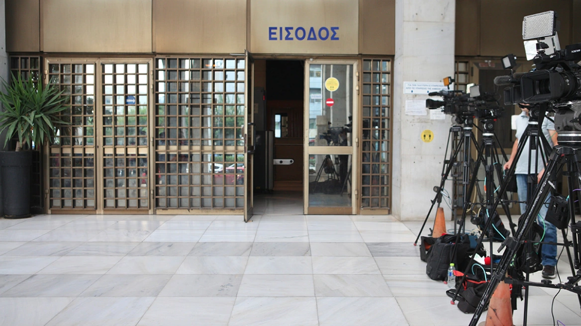 Βιασμός 12χρονης: Τι «έκαψε» τη μητέρα του κοριτσιού – Τα εμβάσματα στον λογαριασμό της και η κατηγορία για μαστροπεία