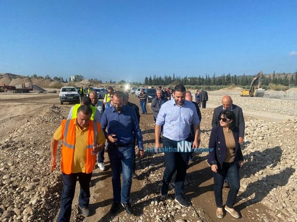 Στην γέφυρα του Εύηνου ο Νεκτάριος Φαρμάκης-Ενημέρωση από τον υπεύθυνο της εταιρίας.Βίντεο