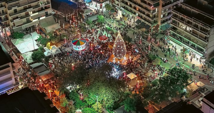 Αγρίνιο: Άναψε το Χριστουγεννιάτικο Δέντρο του Δήμου Αγρινίου