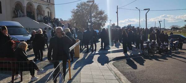 Με δάκρυα στα μάτια αποχαιρέτησαν τον 18 χρονο Γρηγόρη