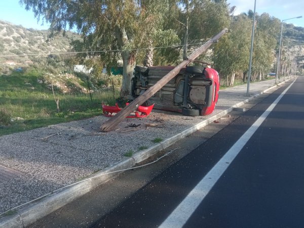 Ι.Χ. έπεσε πάνω σε κολόνα στο Αστακό