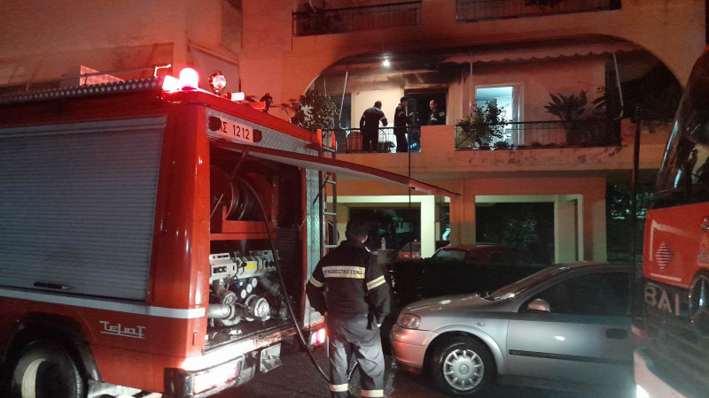 Ασύλληπτο: Έβαλε φωτιά στο σπίτι του και έπεσε από την ταράτσα πολυκατοικίας στο Αγρίνιο εικόνες