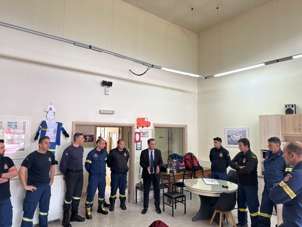 Επίσκεψη Δ. Κωνσταντόπουλου στην πυροσβεστική υπηρεσία Ναυπάκτου