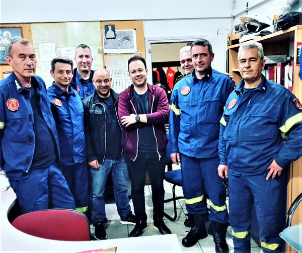 Στην νυχτερινή βάρδια της Πυροσβεστικής Υπηρεσίας Αγρινίου ο Μίλτος Ζαμπάρας.
