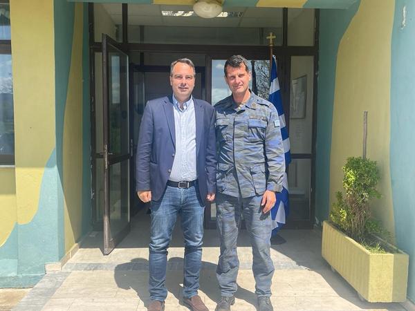 Ο Θ. Παπαθανάσης στο Στρατιωτικό Αεροδρόμιο Αγρινίου