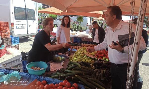 Mε ενθουσιασμό υποδέχονται τον Δημήτρη Κωνσταντόπουλο κατά την περιοδεία του