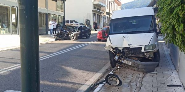 Σφοδρή σύγκρουση με τραυματίες στο κέντρο της Αμφιλοχίας – Κλούβα με μετανάστες το ένα εμπλεκόμενο όχημα