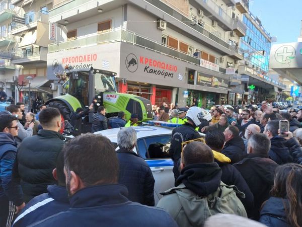Ένταση μεταξύ αστυνομίας και αγροτών στο Αγρίνιο [video]