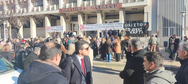 Αγρίνιο: “Κάτω τα χέρια απ’ το Πρωτοδικείο” φωνάζουν δικηγόροι και δικαστικοί υπάλληλοι (εικόνες + video)