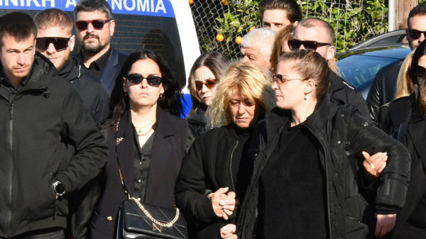 Μεσολόγγι: Σε κλίμα οδύνης η κηδεία του Μπάμπη – «Αχ παιδάκι μου», ο σπαραγμός της μητέρας