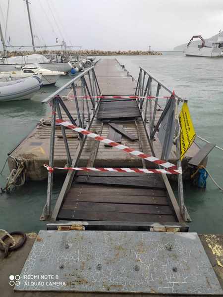 Ξηρόμερο: Ζημιές στις ράμπες πρόσβασης στις δύο πλωτές εξέδρες του λιμανιού του Μύτικα.