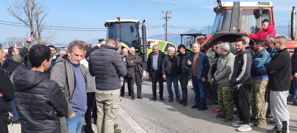 Αγρίνιο: Σε θέση «μάχης» οι αγρότες στην Εθνική Οδό – Έκλεισαν συμβολικά το δρόμο στα γεφύρια του “Αλάμπεη” (εικόνες + video)
