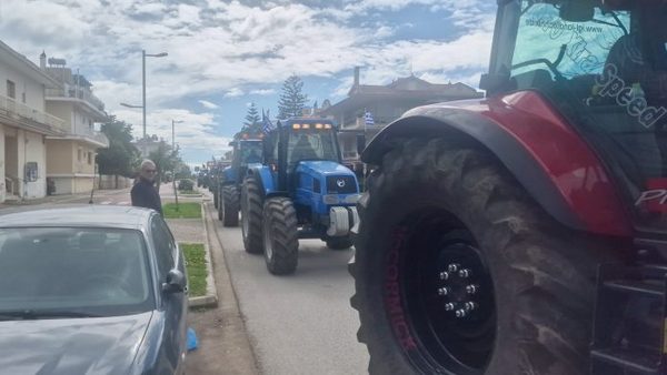Μεσολόγγι: Με τα τρακτέρ στο κέντρο της πόλης οι αγρότες