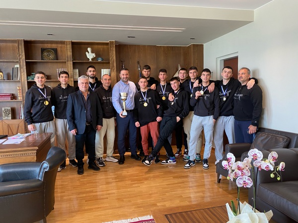 Συνάντηση του Θ. Μαυρομμάτη με τους έφηβους πρωταθλητές του Λέοντα