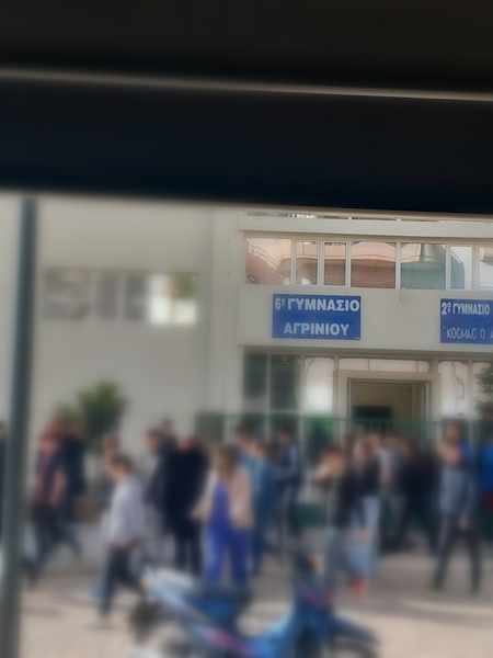 Αγρίνιο: Εξωσχολικοί και μαθητές έκλεισαν με καδρόνι την πόρτα του σχολείου για να γίνει κατάληψη