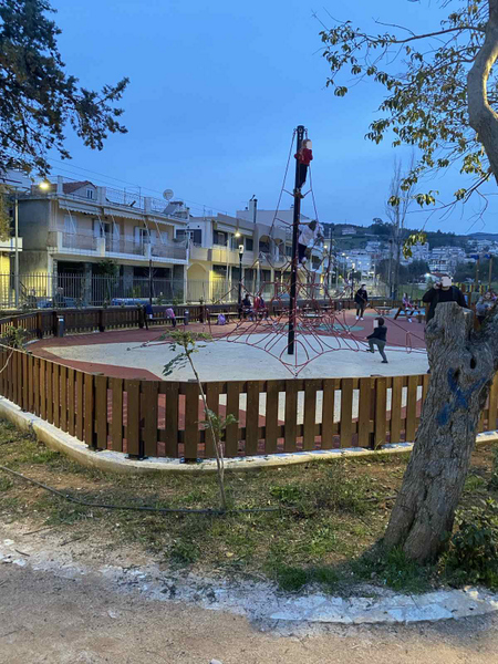 Δ.Τραπεζιώτης : Ένα επικίνδυνο παιχνίδι στην παιδική χαρά του Παπαστρατείου  Δημοτικού Πάρκου του Δήμου Αγρινίου.