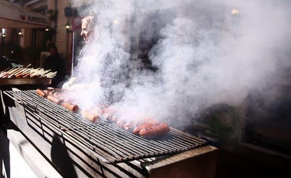 Τι είναι η Τσικνοπέμπτη και τι συμβολίζει;