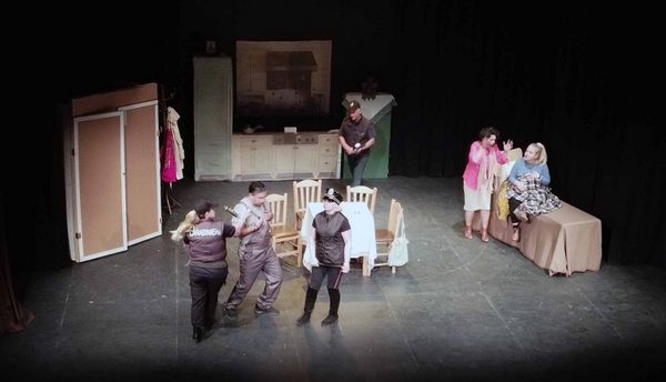 Με μεγάλη επιτυχία το “Δεν πληρώνω, Δεν πληρώνω!” από το εσπερινό ΕΠΑ.Λ. Αγρινίου στο Μαθητικό Φεστιβάλ Θεάτρου