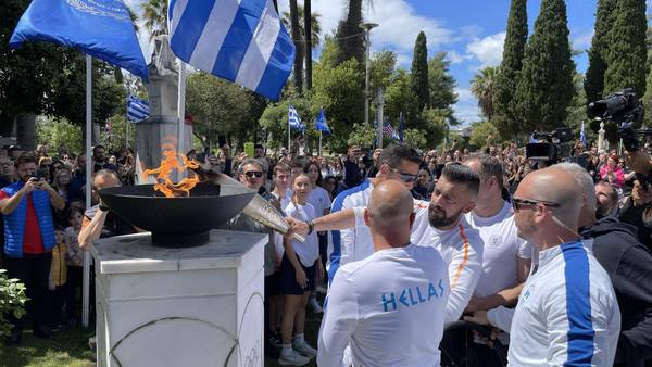 Μεσολόγγι: Καταχειροκροτήθηκε ο αθλητής ΑμεΑ Σπύρος Λαχανάς – Συγκίνηση κατά την άφιξη της Ολυμπιακής Φλόγας στον Κήπο των Ηρώων (video)
