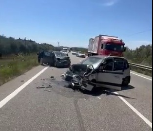 Αγία Ελεούσα: Σφοδρή μετωπική σύγκρουση – Δύο τραυματίες στο νοσοκομείο (video)