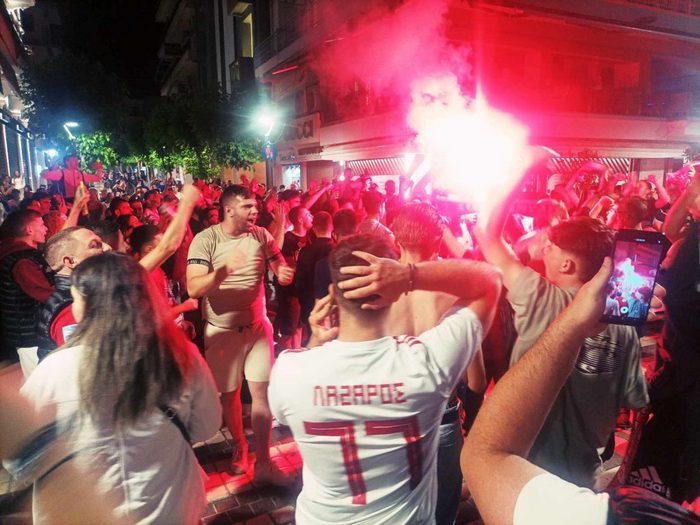 Αγρίνιο: Κόκκινο στη νύχτα για την ιστορική νίκη – όνειρο του Ολυμπιακού (video)