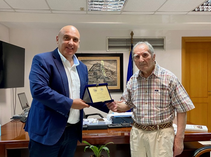 Τον Ντίνο Μακρυγιάννη υποδέχθηκε στο Δημαρχείο ο Βασίλης Γκίζας