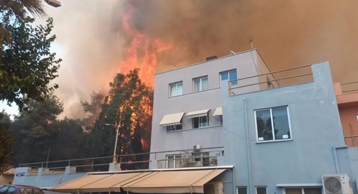 Στο παραπέντε σώθηκε το Καραμανδάνειο της Πάτρας από τις φλόγες που το αγκάλιασαν