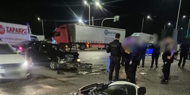 Αγρίνιο: Σοβαρό τροχαίο ΙΧ με δίκυκλο στον κόμβο σταδίου – Στο νοσοκομείο ο δικυκλιστής (εικόνες)