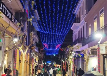 Αγρίνιο: Φωταγωγήθηκε το κέντρο της πόλης. Σε Χριστουγεννιάτικους ρυθμούς η πόλη