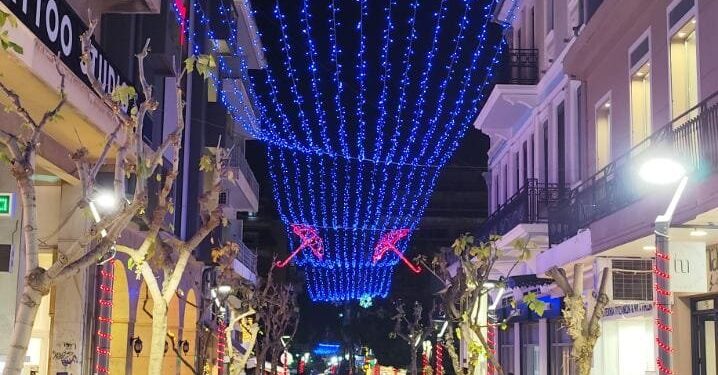 Αγρίνιο: Φωταγωγήθηκε το κέντρο της πόλης. Σε Χριστουγεννιάτικους ρυθμούς η πόλη