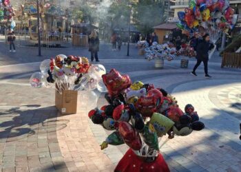 Αγρίνιο: πλανόδιοι μικροπωλητές μετέτρεψαν την πλατεία Δημοκρατίας σε “καραγκιόζ μπερντέ”