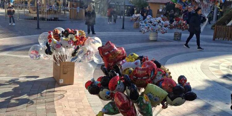 Αγρίνιο: πλανόδιοι μικροπωλητές μετέτρεψαν την πλατεία Δημοκρατίας σε “καραγκιόζ μπερντέ”