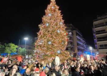 Το Αγρίνιο «φόρεσε» τα γιορτινά του – Φωταγωγήθηκε το χριστουγεννιάτικο δένδρο
