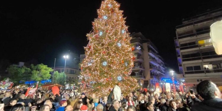 Το Αγρίνιο «φόρεσε» τα γιορτινά του – Φωταγωγήθηκε το χριστουγεννιάτικο δένδρο