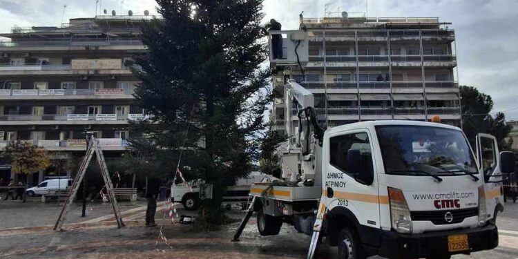 Αγρίνιο: Τοποθετήθηκε το Χριστουγεννιάτικο Δέντρο στην Πλατεία Δημοκρατίας