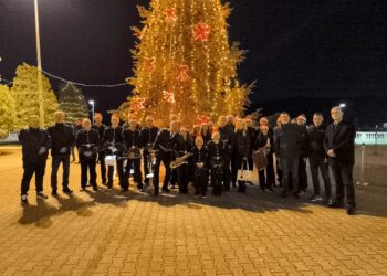 Φωταγωγήθηκε το χριστουγεννιάτικο δέντρο στην Αμφιλοχία