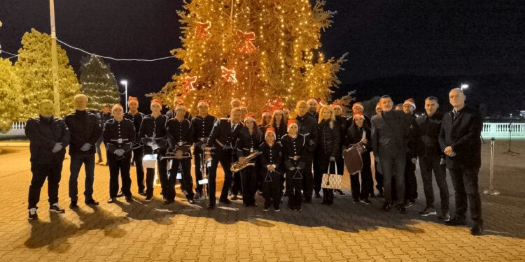 Φωταγωγήθηκε το χριστουγεννιάτικο δέντρο στην Αμφιλοχία