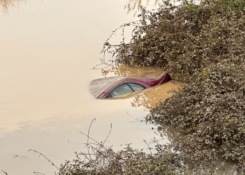 Αγρίνιο: «Βουτιά» ΙΧ σε αύλακα σε τροχαίο στα γεφύρια του Αλάμπεη (vid)